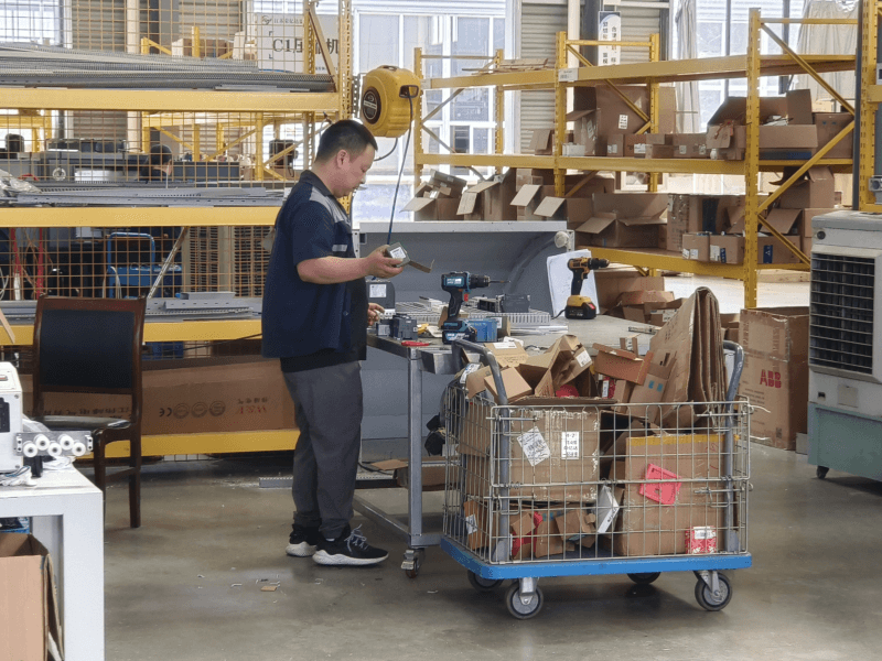 熱浪滾滾，他們?cè)诟邷刂?逆行